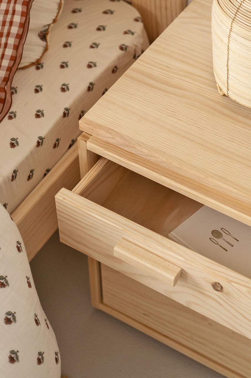 Imagen de ambiente 5 para:Mesilla de noche con 2 cajones peque&ntilde;os